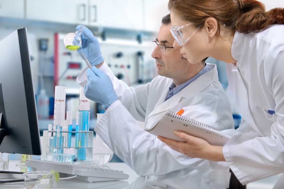 MyCond MHDM-3S Forskere i laboratoriet arbejder med kemiske reagenser