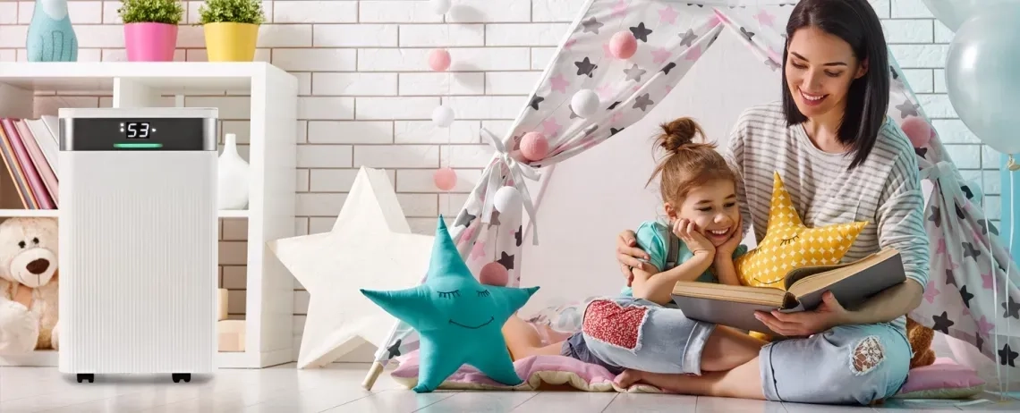 Kompakt og stilfuld MYCOND Tibo Eco 12-affugter i et børneværelse med pålidelig fugtfjernelse og Wi-Fi-kontrol.