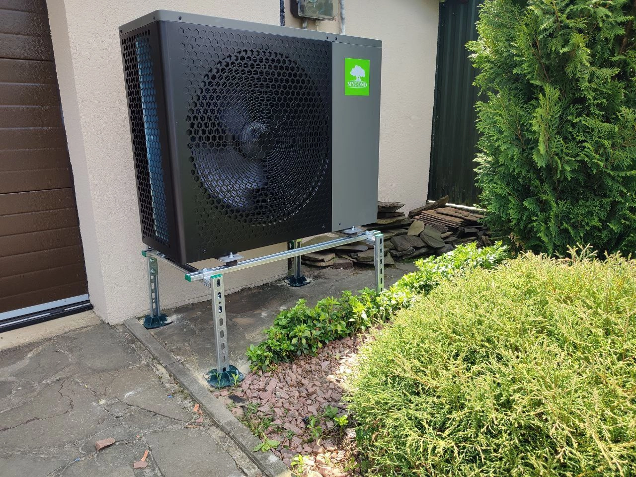 Varmepumpe Mycond BeeHeat ved huset