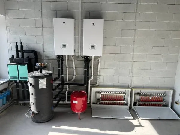 Servicestation med Mycond Split varmepumper BeeHeat-serien