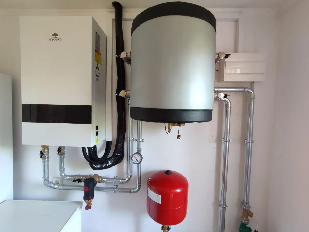 Villa med Mycond Split varmepumper BeeHeat MHS-N14BH/MHS-U14BH