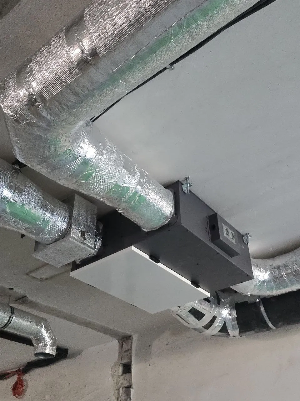 Produktionshal med Mycond energigenvindingsventilationsenheder MVC700-A