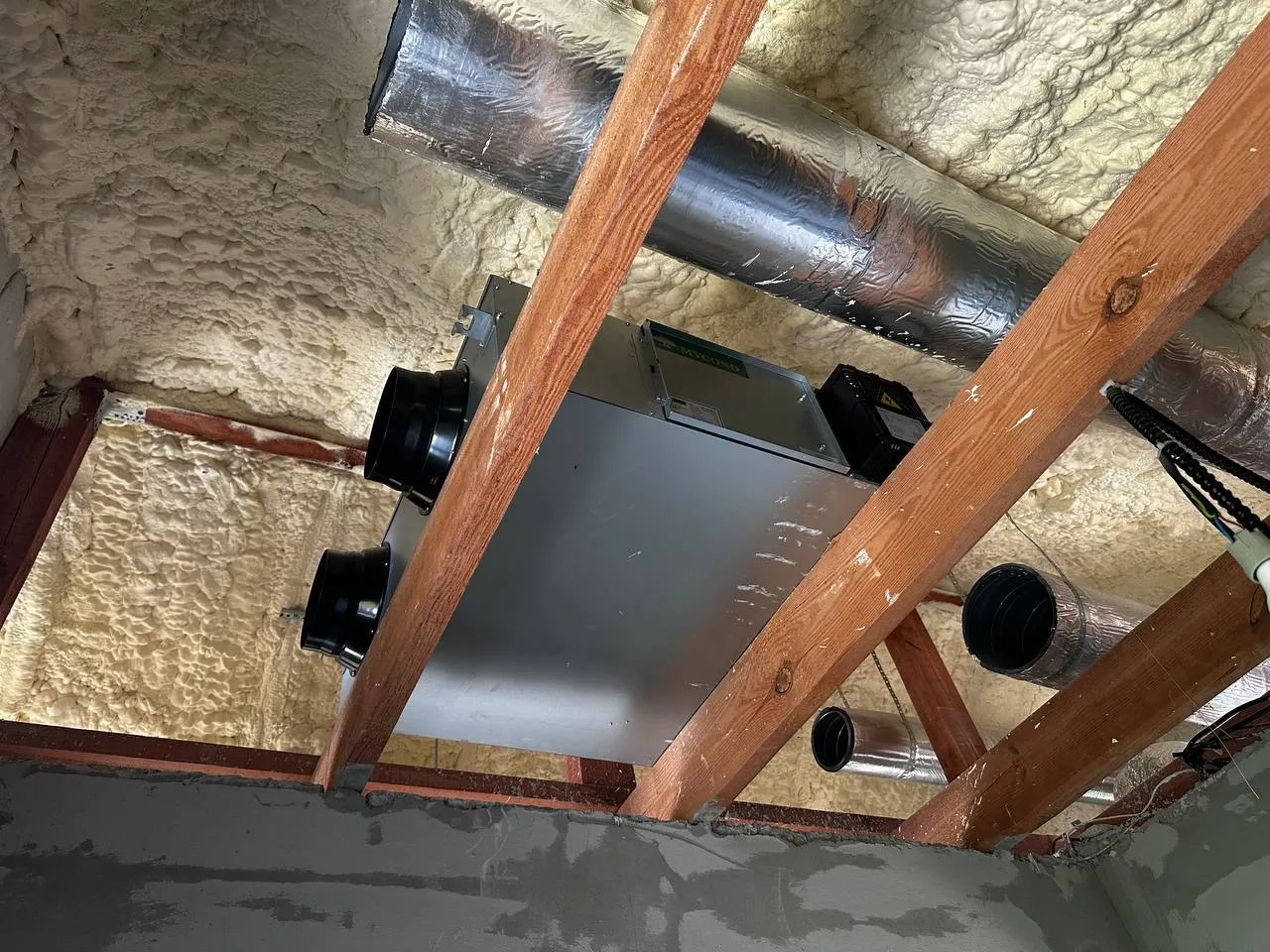 Produktionshal med Mycond energigenvindingsventilationsenheder MVS DW