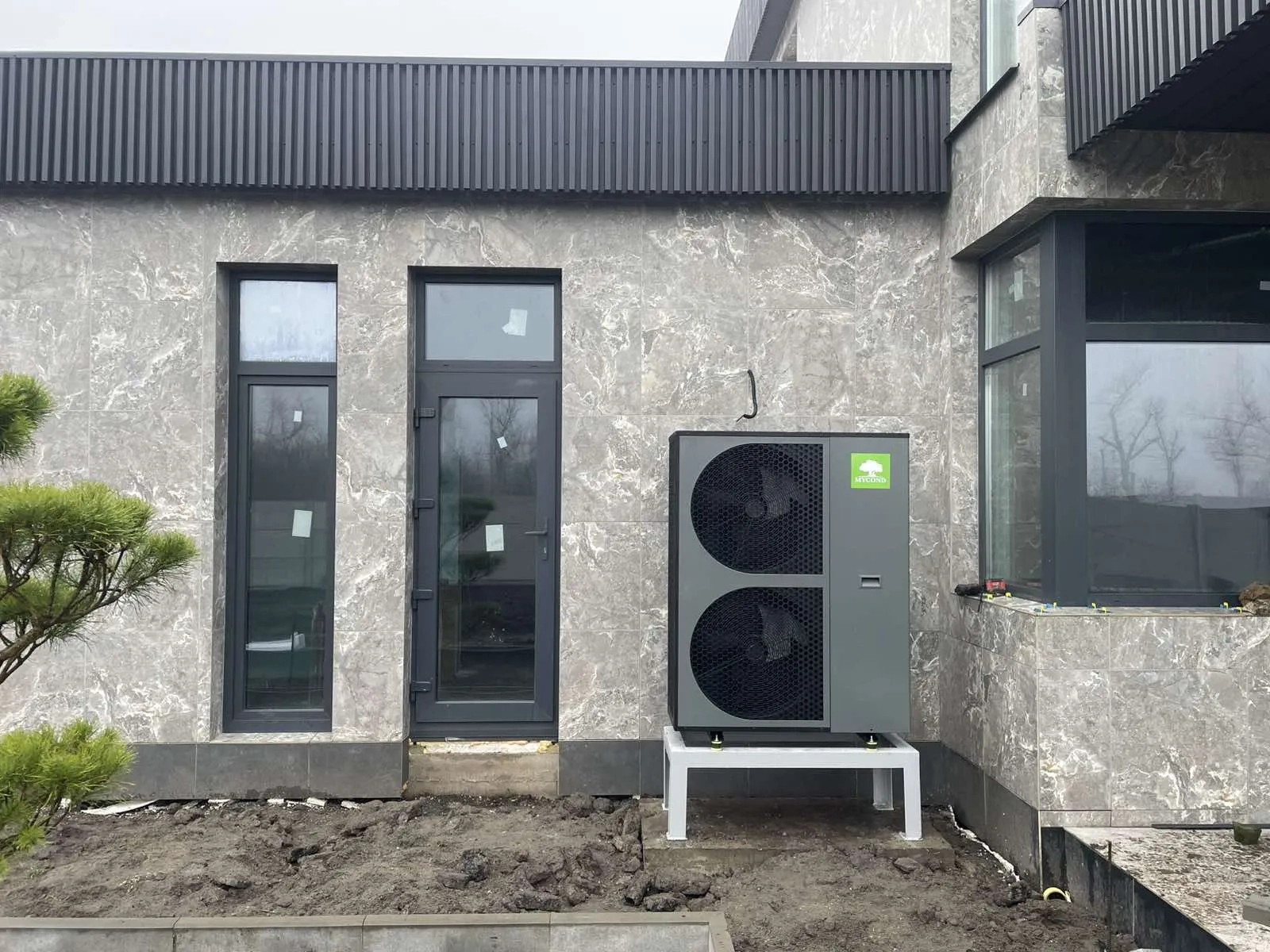 Moderne privat hjem med Mycond BeeThermic Monoblock varmepumpe