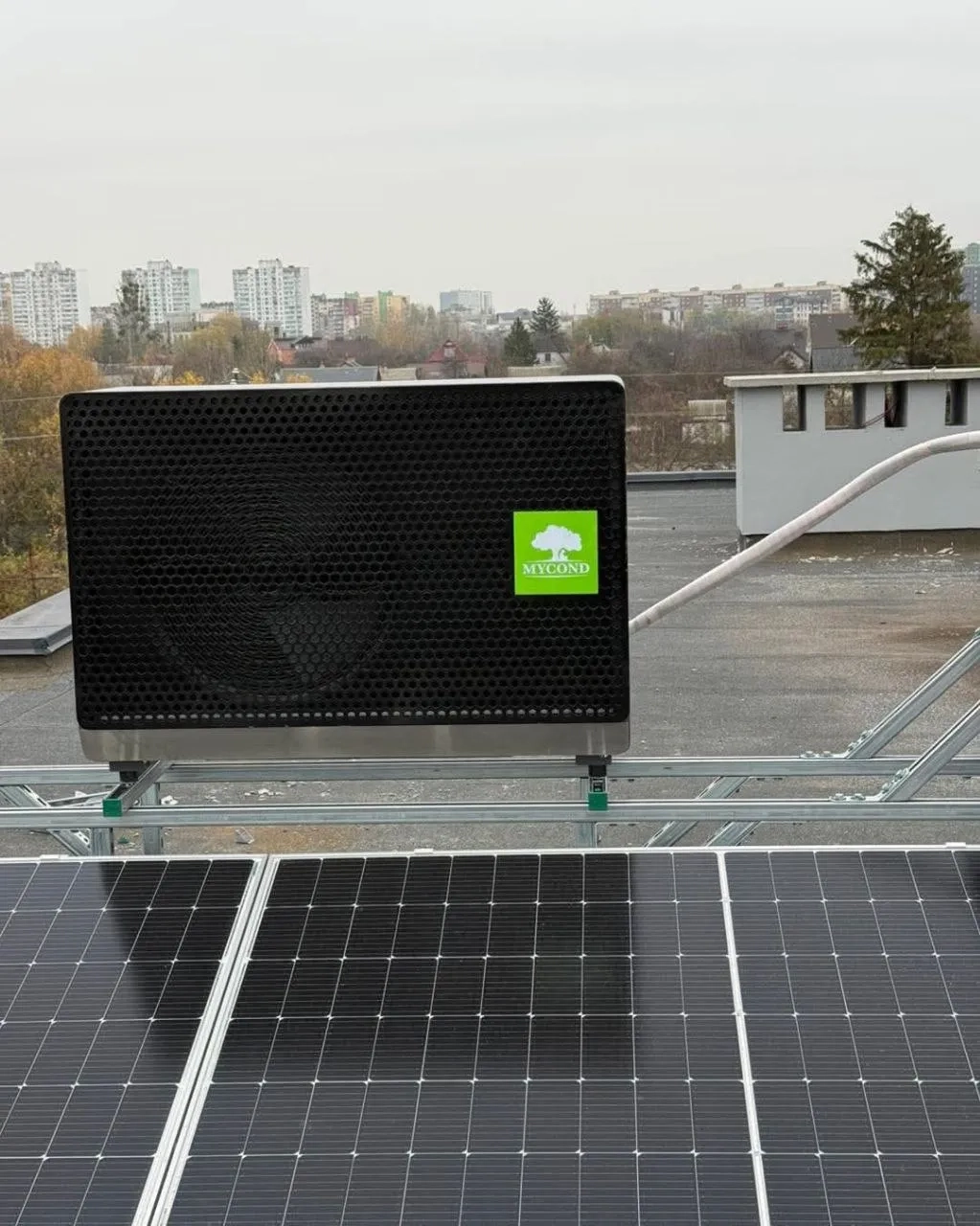 Kommmerciel taginstallation med Mycond BeeSmart varmepumpe