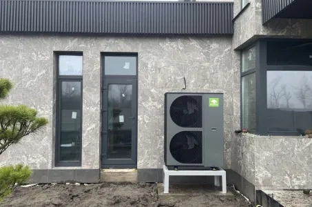 Moderne privat hjem med Mycond BeeThermic Monoblock varmepumpe